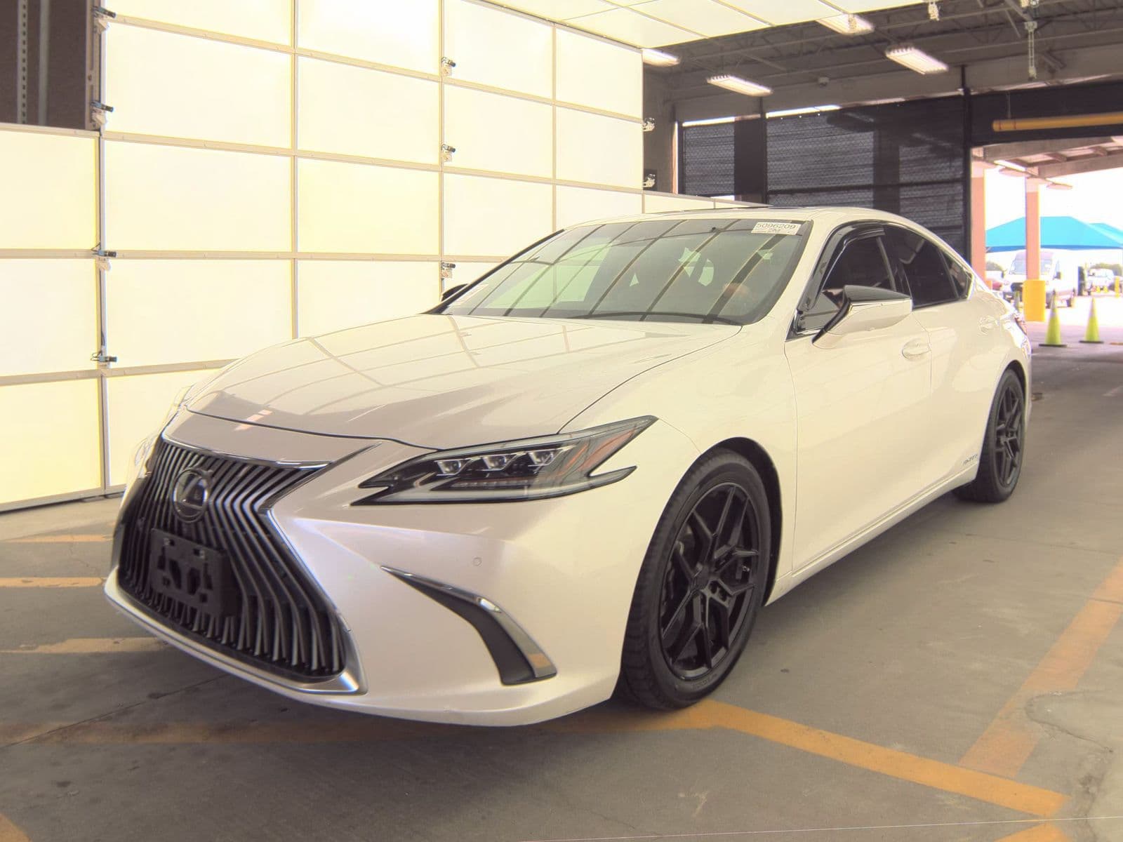 2021 Lexus ES300h Ultra Luxury — photo 1