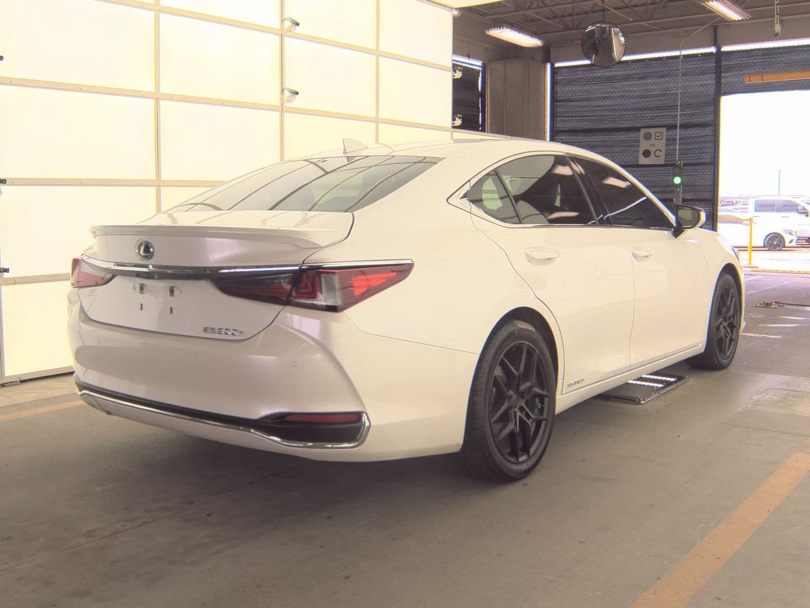2021 Lexus ES300h Ultra Luxury — photo 2