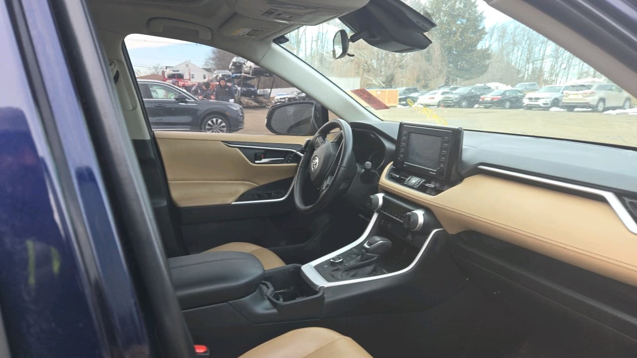 2022 Toyota RAV4 XLE Premium — photo 6