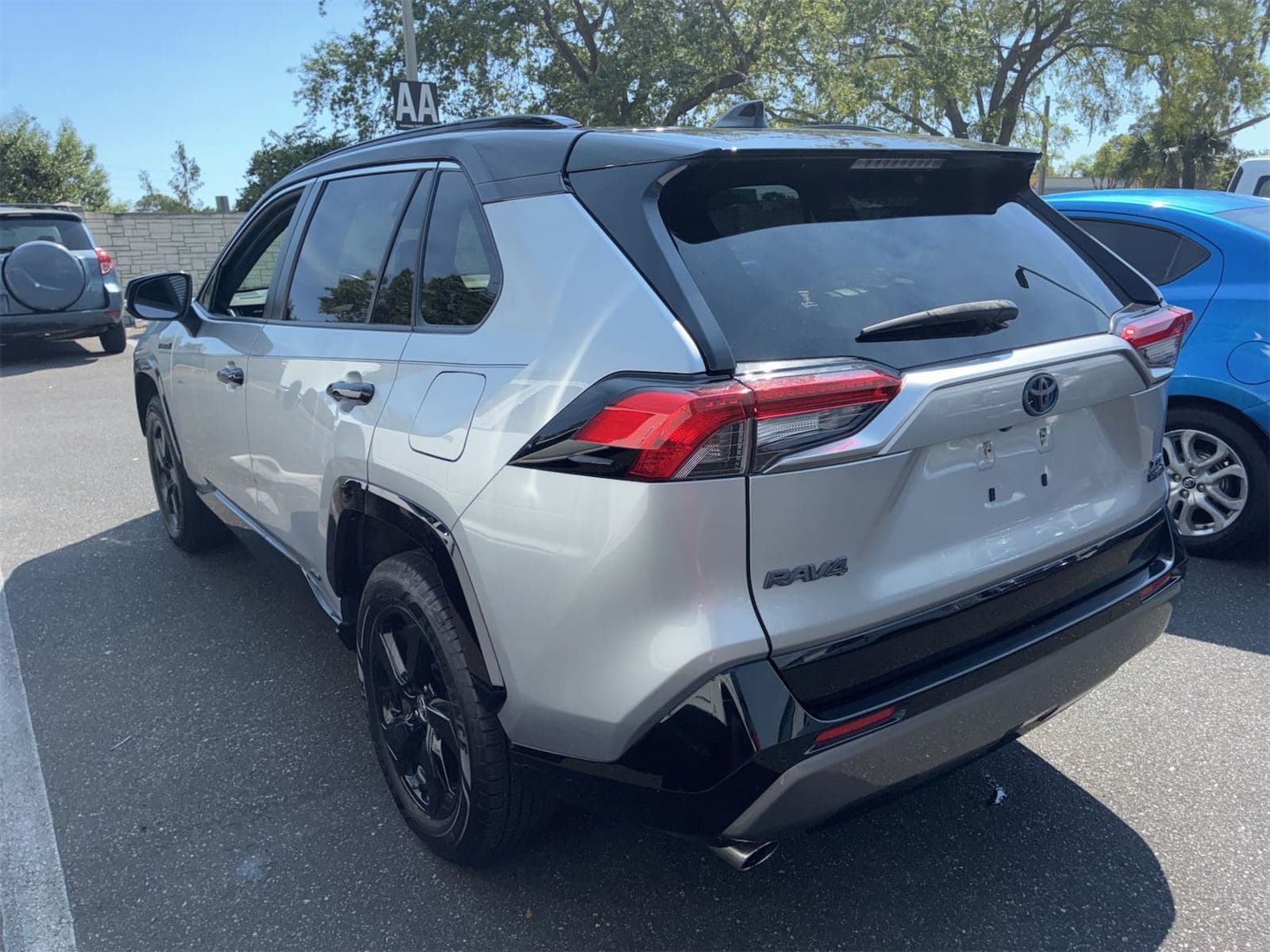 2020 Toyota RAV4 XSE Hybrid AWD — photo 3