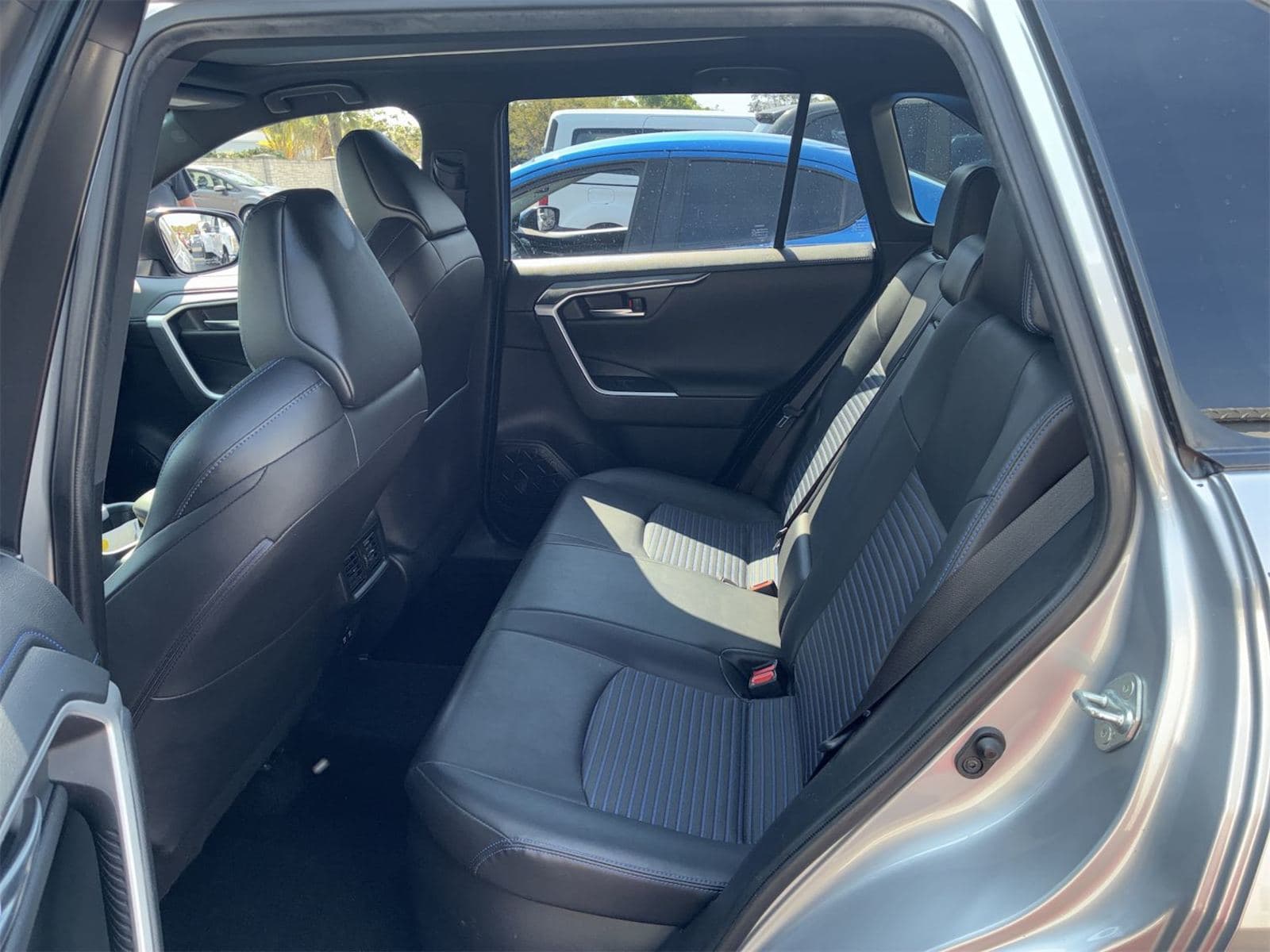 2020 Toyota RAV4 XSE Hybrid AWD — photo 6