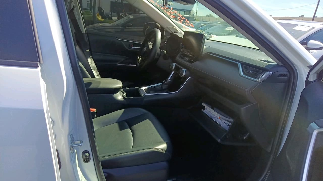 2023 Toyota RAV4 XLE Premium — photo 5